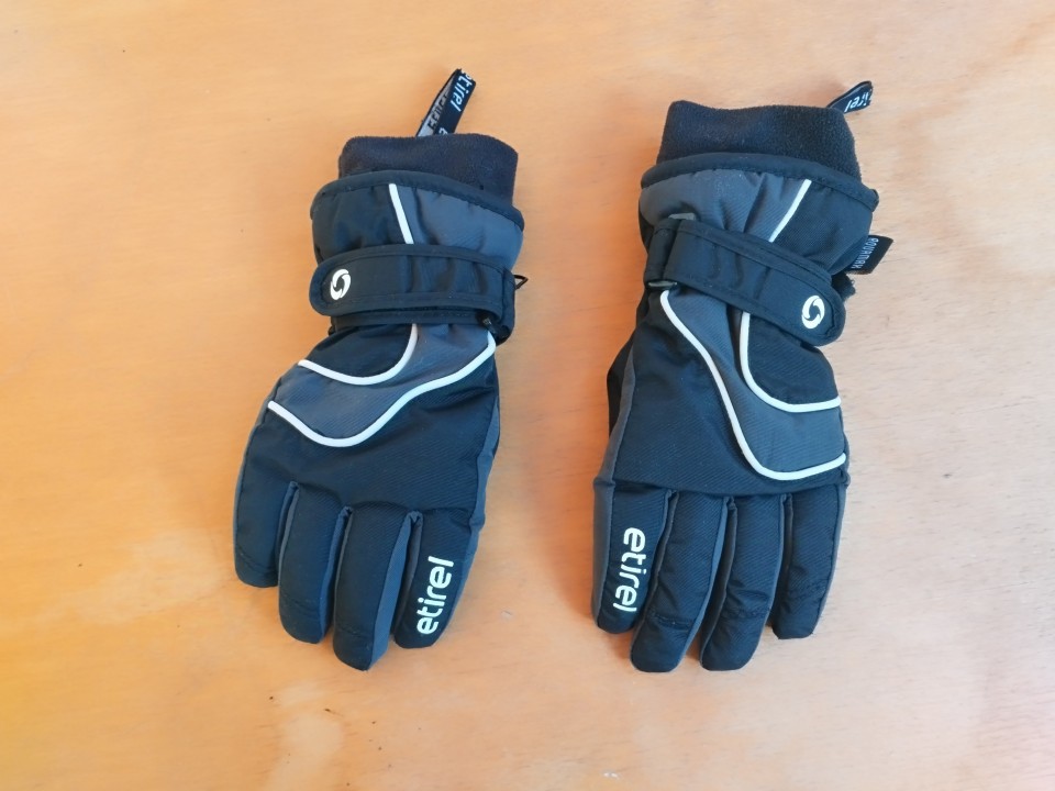Smučarske rokavice 104 - 110 = 5 eur