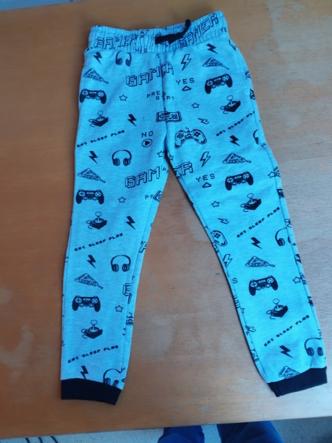 Nova trenirka 116 = 3 eur