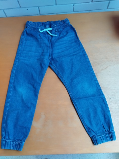Jogger kavbojke 128 = 2 eur