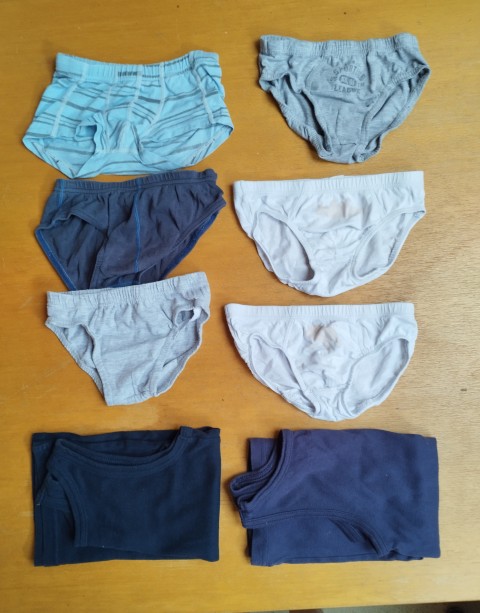 Spodnje perilo 116 = 2 eur komplet
