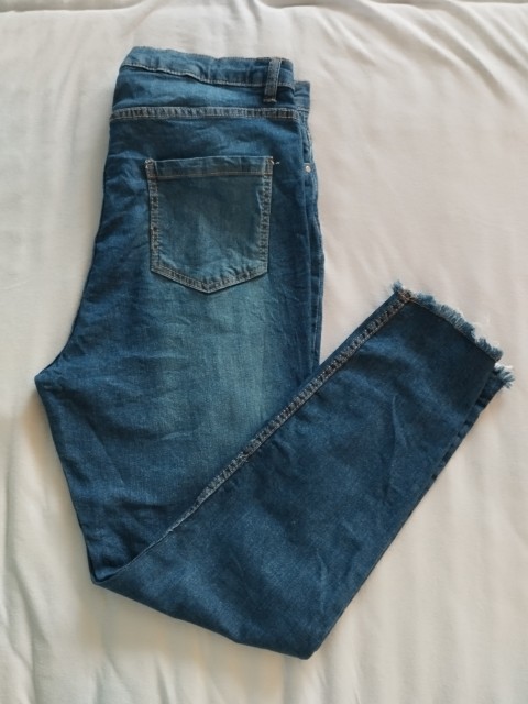 Nove kavbojke 44 = 8 eur