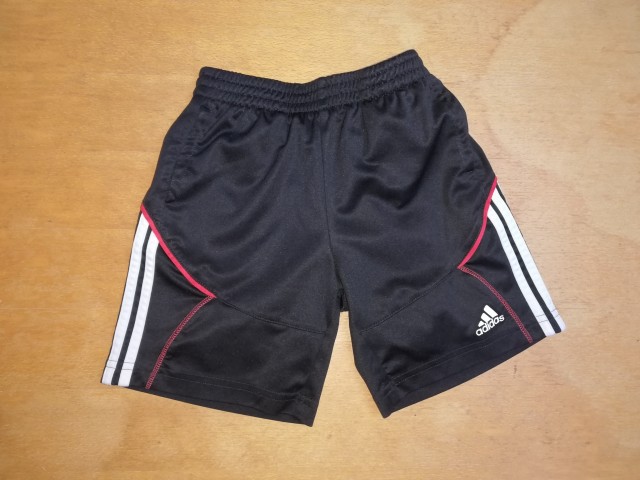 Kratke hlače Adidas 110 - 116 = 3 eur