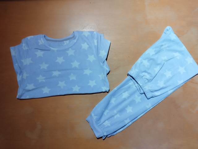 Topla pižama 146 = 3 eur