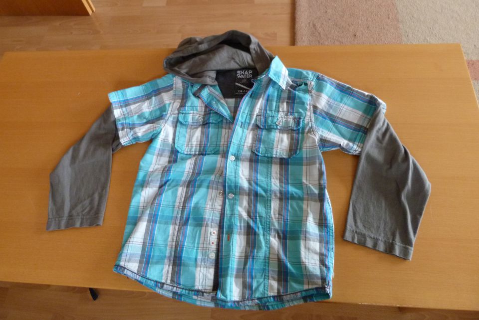 srajca s kapuco št. 134-140- spredaj- 3 eur