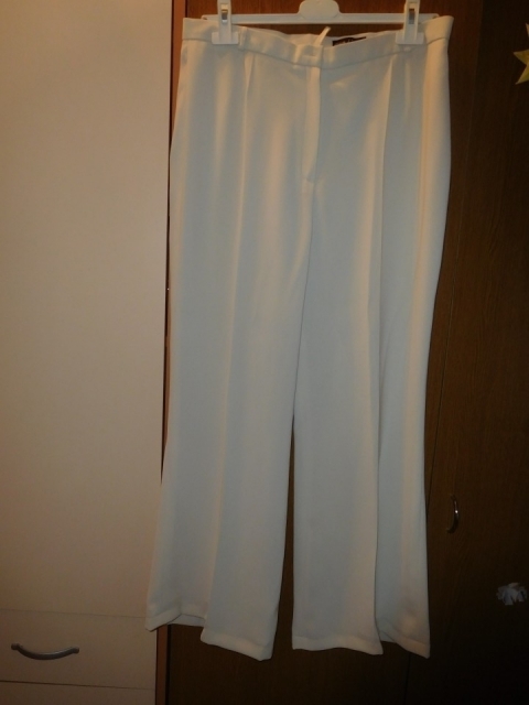Nove elegantne hlače 44 - 7 eur