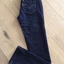 Levis, modre kavbojke zadaj