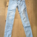 HM svetlomodre jeans hlače