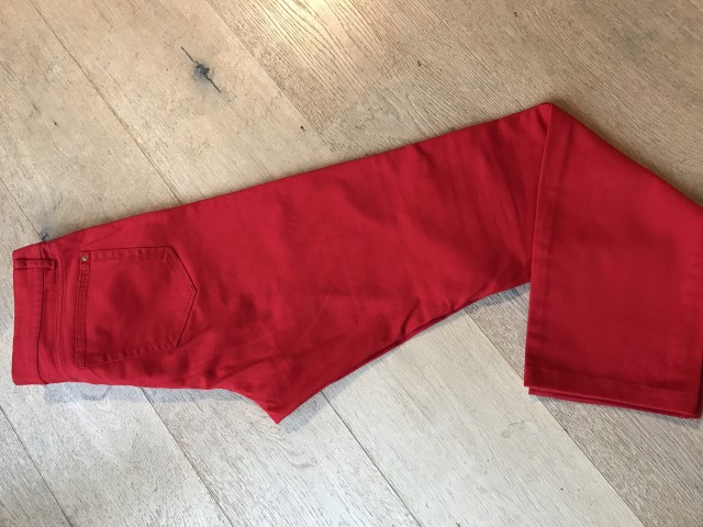 Rdeče hlače, 38