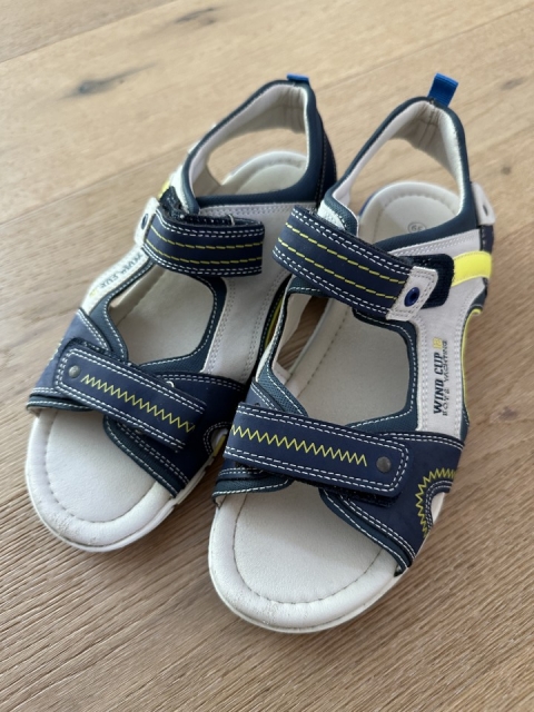 Sandali 39