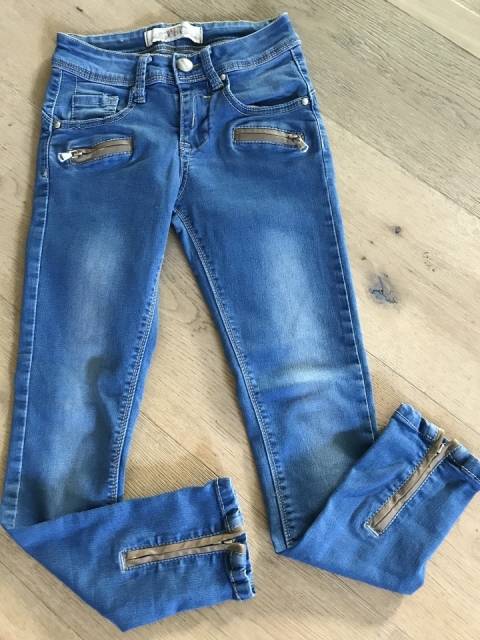 Jeans hlače, 8 let