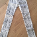 hlače s kačastim vzorcem, 24