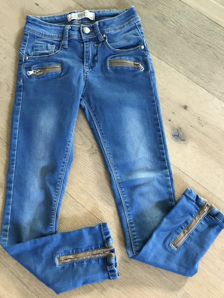 jeans hlače, 8 let