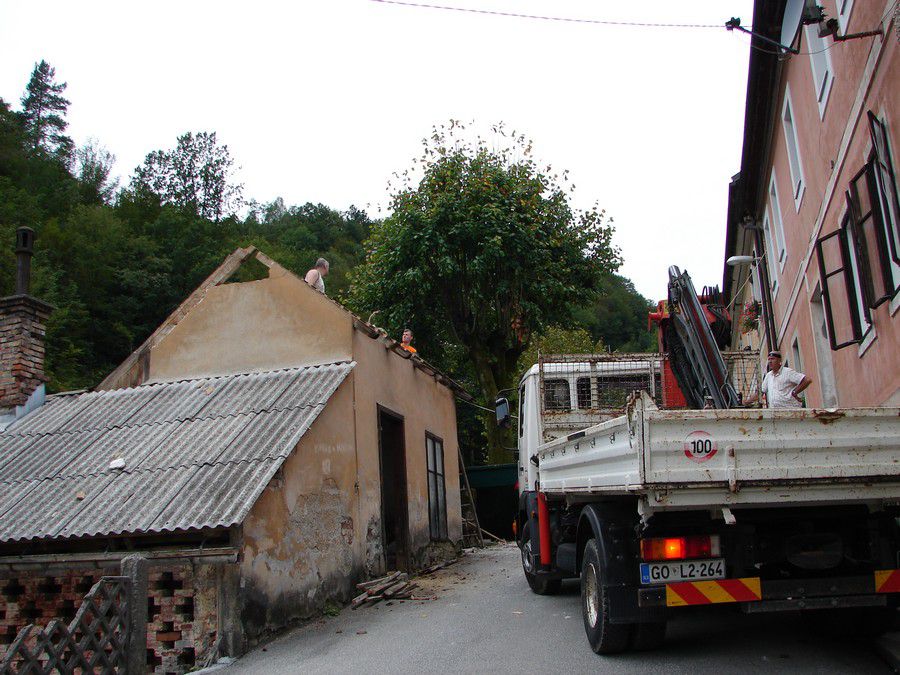 Podiranje strehe - foto povečava