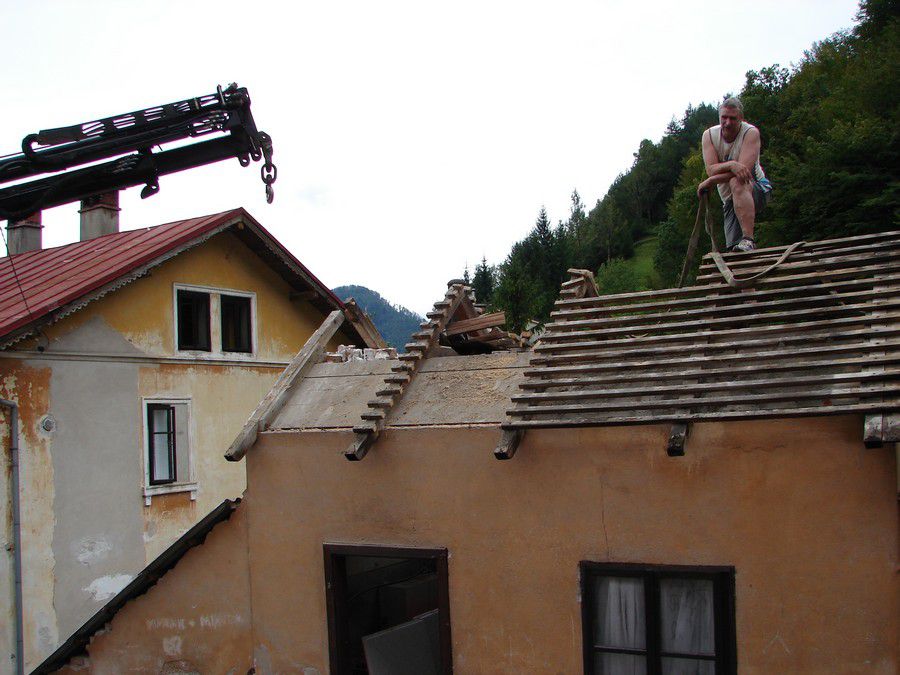 Podiranje strehe - foto povečava