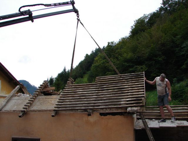 Podiranje strehe - foto
