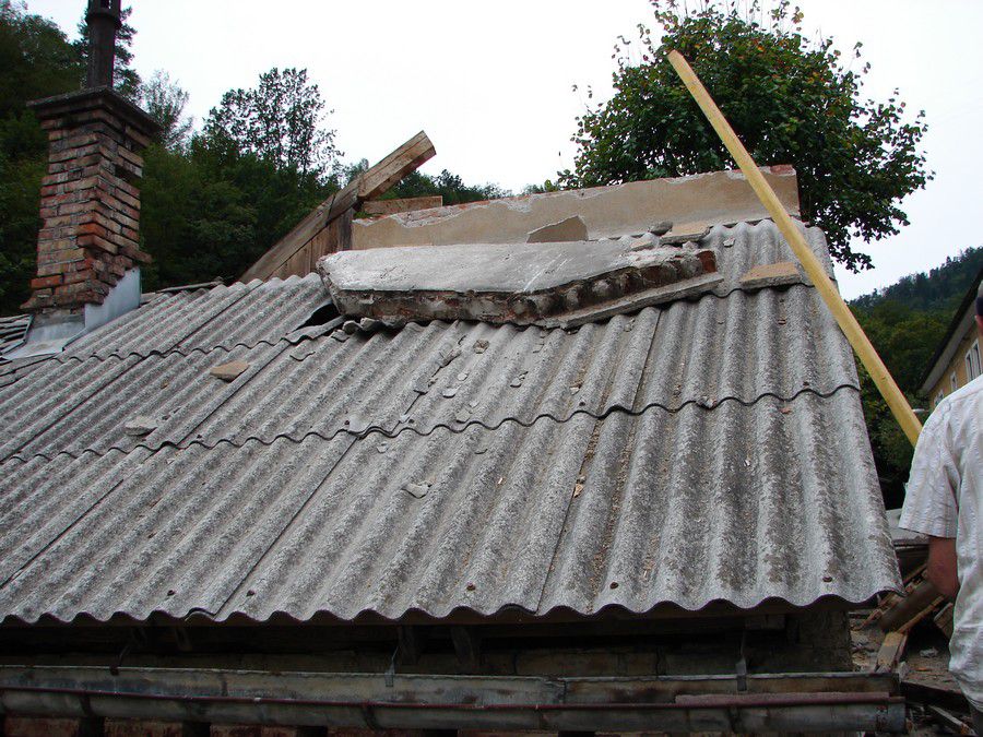 Podiranje strehe - foto povečava
