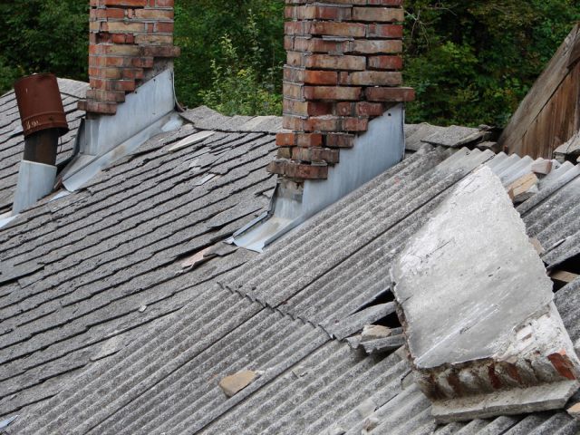 Podiranje strehe - foto