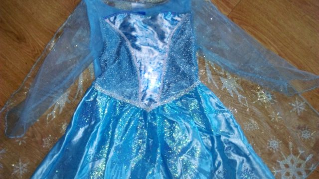 Elsa pojoča obleka z lučkami 5-6 let- 30€