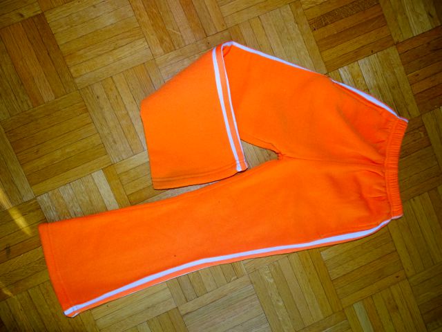 Topel spodnji del trenerke oranzne barve
