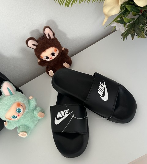 Novi  natikači Nike  št piše 41 ampak so bolj za 38-39 (26cm)