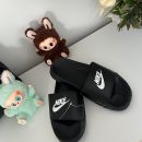 Novi  natikači Nike  št piše 41 ampak so bolj za 38-39 (26cm)