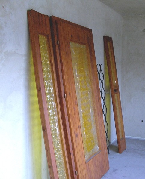 vhodna vrata, 105 x 206 cm glavno krilo + stranska dela 30,5 cm x 206 cm