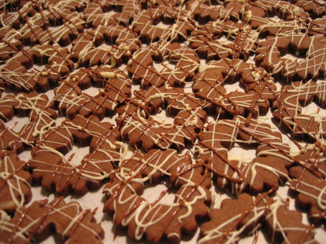 Kavno/čokoladni preprosti piškoti s kulinarika.net - pošpricani z belo in nougat čokolado