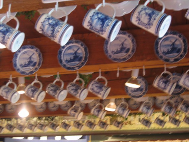 Pa še malo turizma in slik za razglednice :-)
Njihov modro poslikan porcelan.