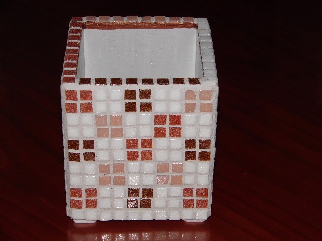 Stojalo za krtače in glavnike - lesen box, obložen z mozaikom