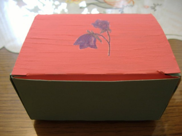 škatlica od čaja, pobarvana z ostanki jupola in ostanek servetka :)
