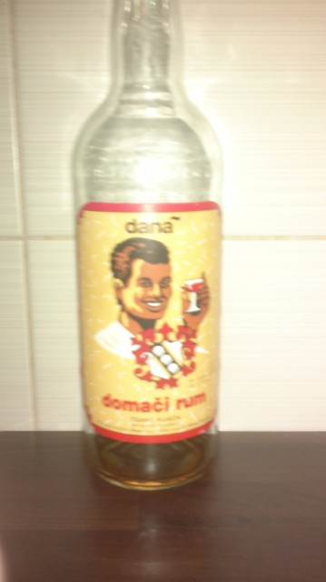 Zalijemo z rumom.
