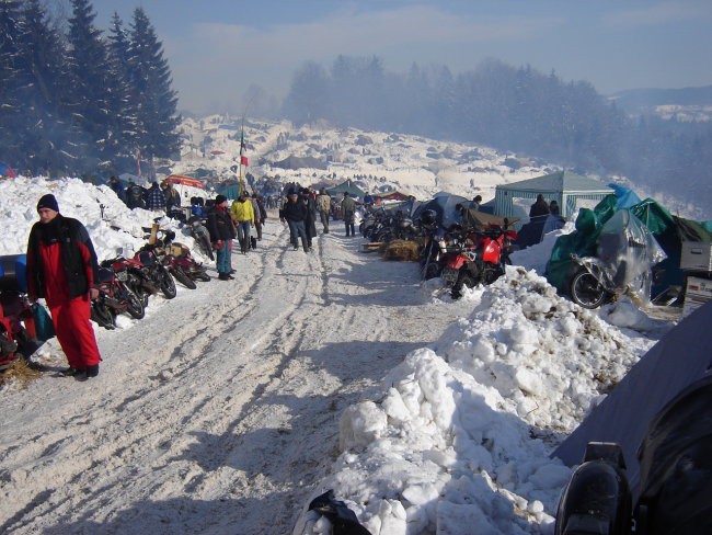 Zimska idila-motorji, šotori, veliko snega in stari prijatelji.