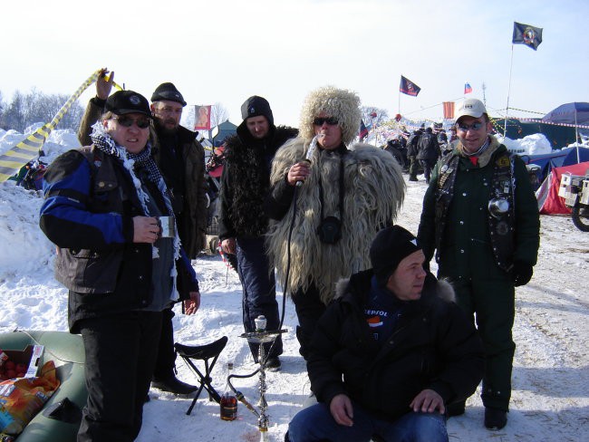 Pipa miru s prijatelji rusi. Potovali so 10 dni in prevozili 4680km pri minus 35. Vsaka ča