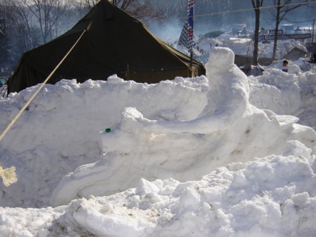 Snežna skulptura- motorist na poti v Thurmanns-bang na srečanje
