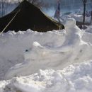 Snežna skulptura- motorist na poti v Thurmanns-bang na srečanje