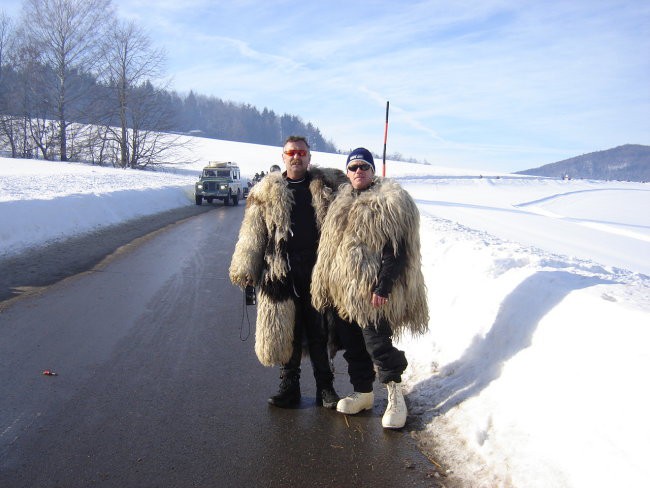 Je***ti, daleč je še do vasi za nas, ki ne znamo iti peš  (5km je daljava).