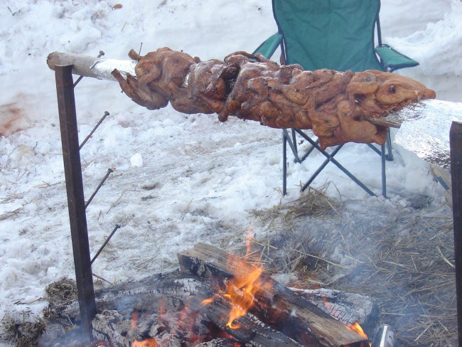 Z žeblji pribite vrteče pečenke. Kako slastno!!
Pridi drugo leto tudi ti na naš piknik.