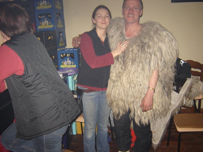 Uschi ni verjela svojim očem, da je to pravi ovčji kožuh. Morala ga je potipati(kožuh namr