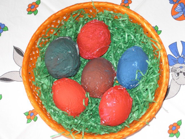 jajčka ovita v alu folijo in pobarvana s tempero
