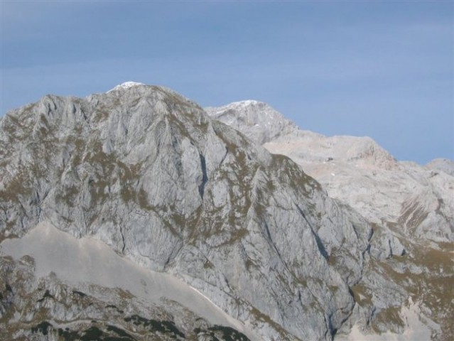 Prevalski Stog (skrajno lep in redko obiskan); v ospredju Mišelj Vrh, bela špicka Triglav