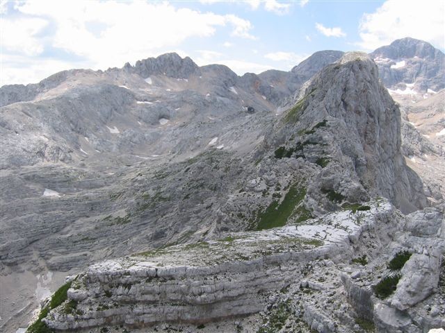 Pogled s Spodnje Vrbanove špice na 'plesišče', po grebenu do Visoke Vrbanove špice ter Tri