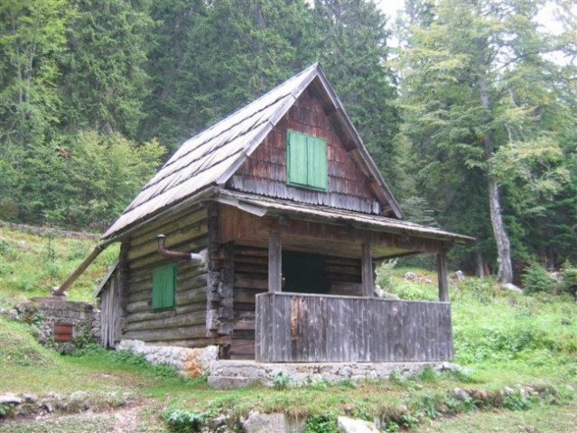 Na poti od Vršiča do Špička je lepa lovska koča 1485m