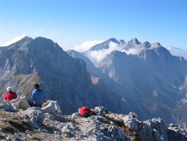 Z vrha proti Planjavi, Brani, Turski gori, Rinkam, Skuti, Grintavcu in Jezerski Kočni