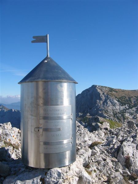 Aljažev stolp na Mali Ojstrici (če dvigneš streho stolpa notri najdeš stampiljko in vpisno