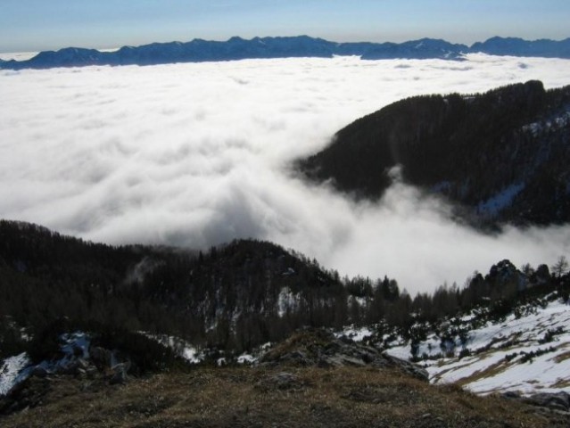 Spodaj so oblaki prekrili planino Konščico.
