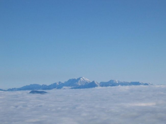 Na sredini kraljuje najvišji kucelj Kamniških alp.