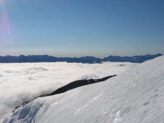 Na poti proti vrhu se je odprl lep pogled proti Bohinjskim kucljem.