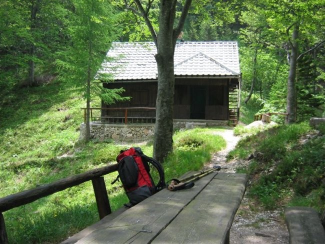 Kam. sedlo (1884 m) in lovska koča pod Kam. d - foto povečava