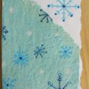 Ročno izdelan papir in snežinke narejene s šablono in akrilnimi barvami