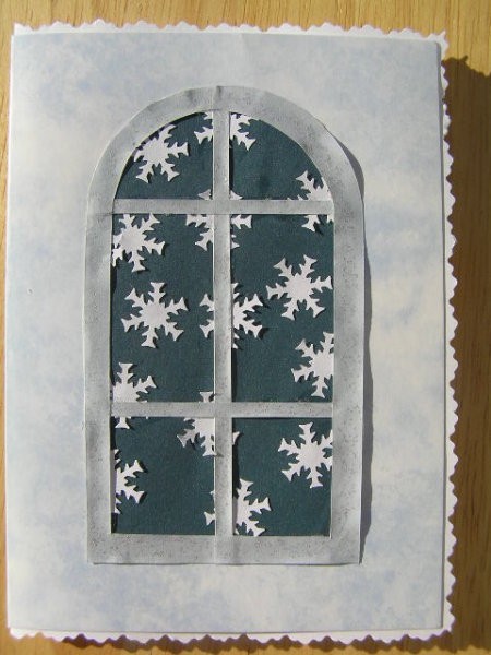 Pogled skozi zimsko okno-štance in mučenje z ročnim rezanjem okna 